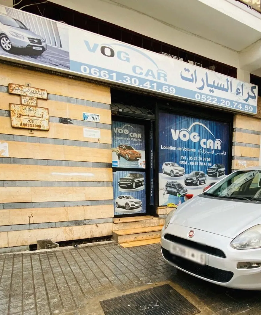 La vitrine de l’agence VOG CAR, 15 rue Annoussour, Casablanca